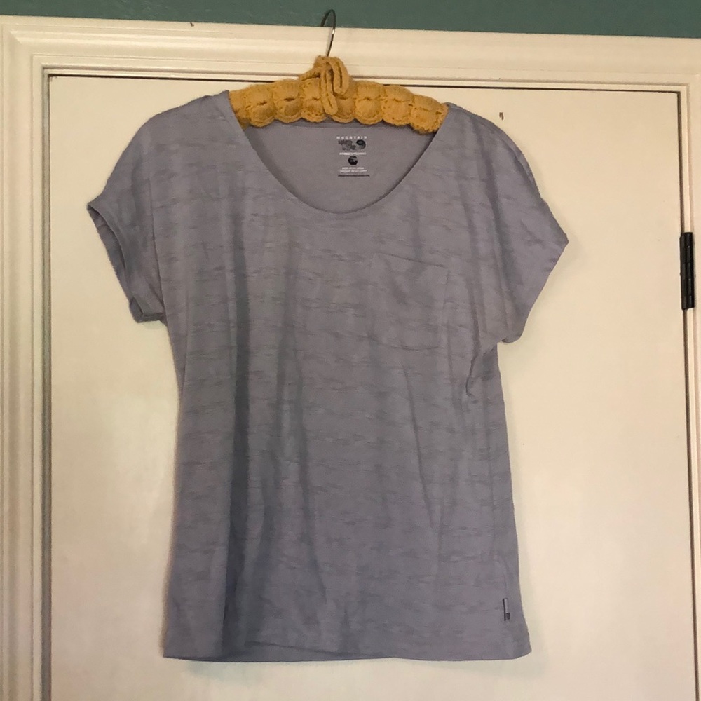 Mountain Hardware Women’s grey scoop  neck tee L